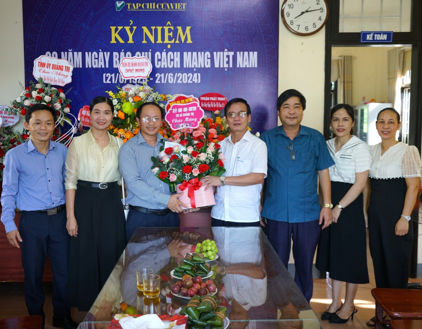 Thị ủy-HĐND-UBND-UBMTTQVN thị x&atilde; Quảng Trị tặng hoa ch&uacute;c mừng